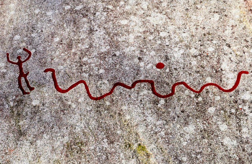Parmi les nombreux pétroglyphes de la région suédoise de Tanum, ceux du site de Vitlycke (vieux d'entre 1800 et 300 av. JC) contiennent un homme qui semble de prime abord fuir un serpent. Mais la direction des pieds et la présence d'un pénis en érection semble indiquer d'autres interprétations.