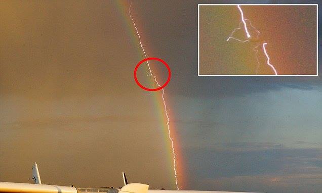 La photo épique signée Birk Möbius révèle, à travers un arc en ciel, un avion frappé par la foudre!