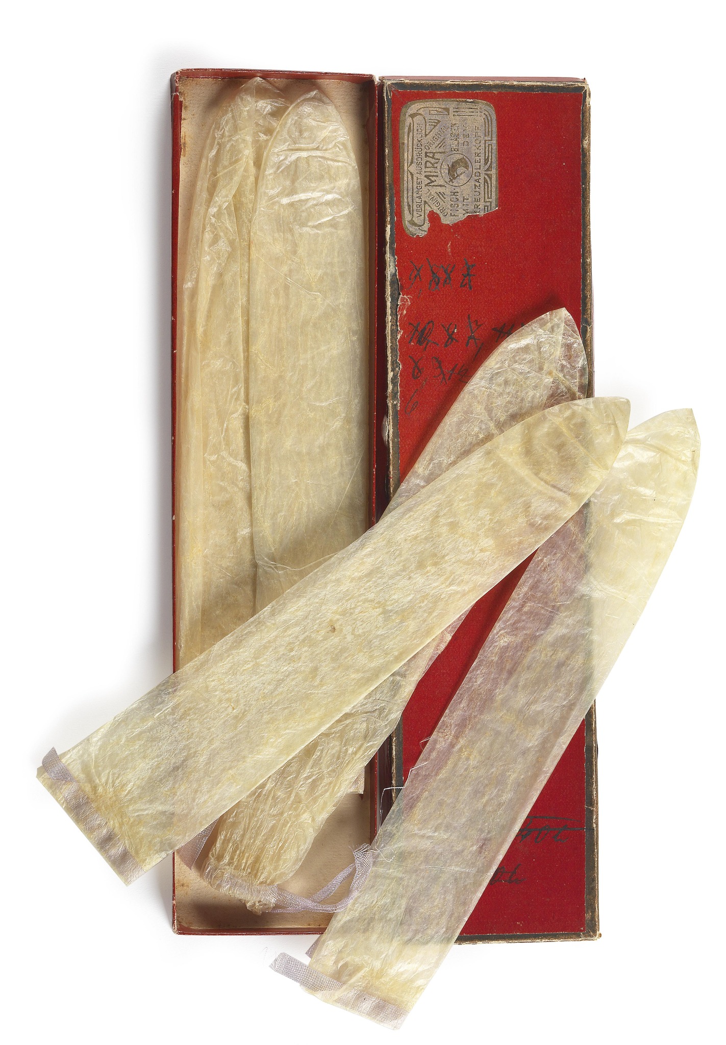 En 1900, ces 5 préservatifs confectionnés en vessies natatoires de poisson étaient réutilisables, en témoignent les marques effectuées par leur propriétaire sur la boite. Le tout a été vendu à une vente aux enchères à Vienne en 2010 pour minimum 300 euros