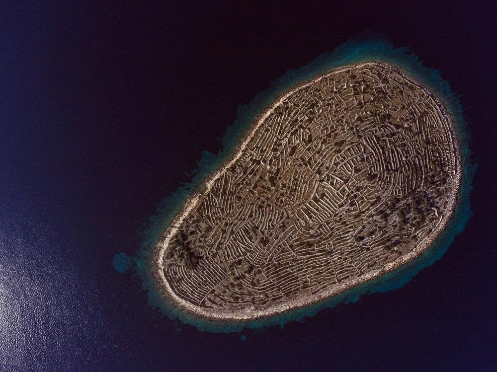 L'île croate de Baljenac, avec ses myriades de murets en pierre, ressemble à une empreinte digitale et aurait toute sa place dans un recueil de Axolot 