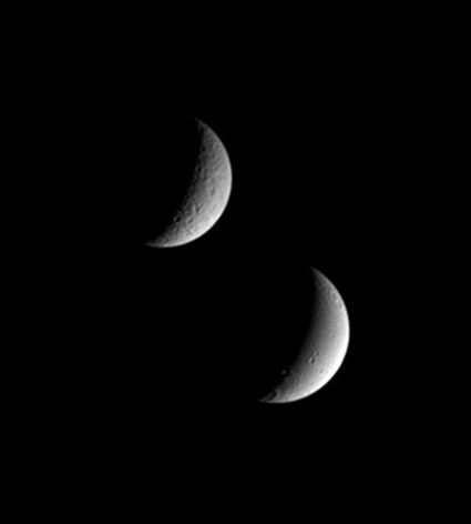 Rhéa et Dioné photographiés par Cassini en 2005