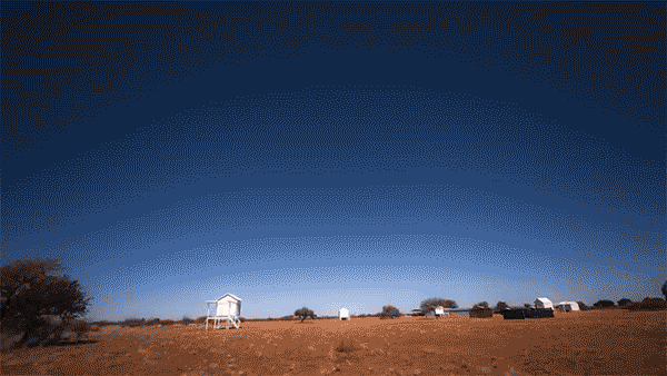 Timelapse de Bartosz Wojczyński illustrant 24h sur notre planète à l'aide d'une caméra visant un point fixe dans l'atmosphère au dessus d'un paysage Namibien