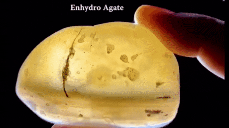 Une agate enhydre est une variété très particulière d'agate où l’eau de cristallisation est piégée à l’intérieur de la géode. L'eau captive peut ainsi dater de plusieurs millions d'années!