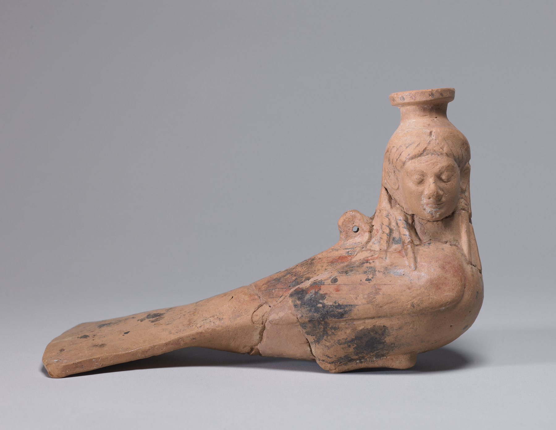 Vase à parfum archaïque en forme de sirène, vers 540 av. J.-C. Vase à parfum archaïque en forme de sirène, vers 540 av. J.-C.