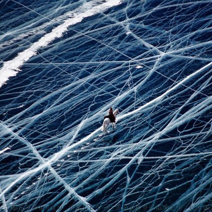 Un cavalier sur le lac Laika en Sibérie (Russie). Crédits : Matthieu Paley pour National Geographic