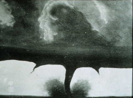 La plus ancienne photographie de tornade, prise le 28 août 1884 à Howard dans le Dakota du Sud