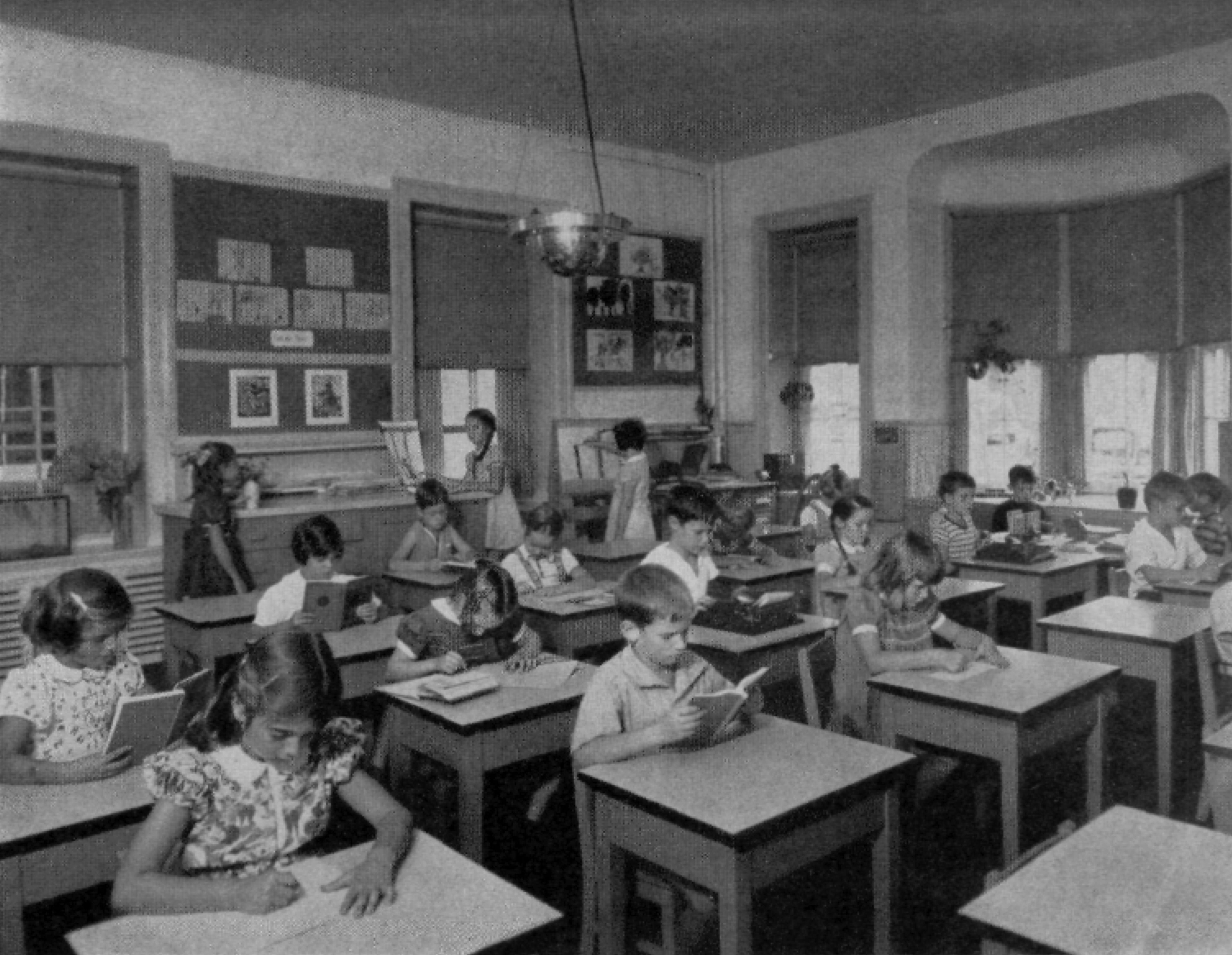 Photographie d'une salle de classe de l'expérience de Germantown, Pennsylvanie, tirée de l'article de Wells de 1941, « The Environmental Control of Epidemic Contagion » (Le contrôle environnemental de la contagion épidémique). L'orbe au centre du plafond contient la lampe UV.
